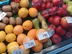 Lebensmittelpreise in Jurmala, Obst in einem Geschäft