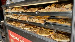 Lebensmittelpreise in Libanon Beirut, Café mit Kuchen & Mini-Pizzen