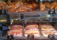 Prix des épiceries à Amsterdam, croissants et sandwichs