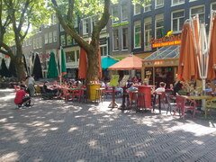Lebensmittelpreise in Amsterdam in den Niederlanden, Restaurant im Schatten
