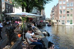 Lebensmittelpreise in Amsterdam in den Niederlanden, Restaurant an der Gracht