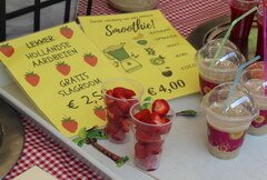 Lebensmittelpreise in Amsterdam in den Niederlanden, Erdbeeren und Erdbeer-Smoothies