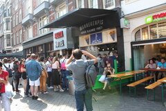 Lebensmittelpreise in Amsterdam in den Niederlanden, Schlange stehen für Pommes Frites