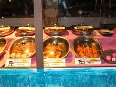 Philippines, Bohol, prix des aliments, Brochettes grillées dans un café sur la deuxième ligne