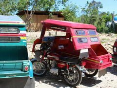 Philippinen, Bohol, Transport, Ein Dreirad ist ein Motorrad mit einer Box für den Passagier und sein Gepäck