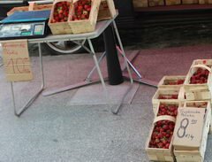 Verschiedene Straßengerichte in Warschau, Erdbeeren