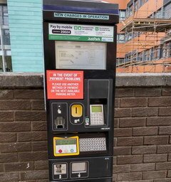 Transport in Schottland und Edinburgh, ein Karten- und Telefonzahlungsautomat mit einer App