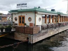 Stockholmer Lebensmittelpreise, Restaurant auf einer Seebrücke in Stockholm