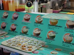 Thailand, Bangkok, Street Food, Kaltgetränke auf Teebasis