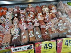 Thaïlande, Chiang Mai prix d'épicerie, Saucisses dans le magasin