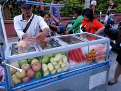 Street food à Pattaya en Thaïlande, prix des fruits
