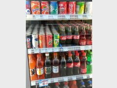 Supermarktprodukte in Pattaya, Cola und andere Getränke