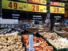 Les aliments dans les supermarchés en Thaïlande à Pattaya, Carottes, pommes de terre, oignons