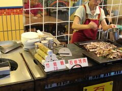 Lebensmittelpreise in Taiwan, Reis in Bambus und gebratenes Fleisch auf der Straße