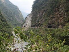 Prix des attractions à Taiwan (Hualien, Taroko Gorge), La route le long de la gorge dans la roche