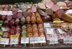 Lebensmittelpreise in den Geschäften von Antalya, verschiedene Wurstsorten
