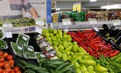 Lebensmittelpreise in den Geschäften von Antalya in der Türkei, verschiedene Gemüsesorten