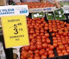 Lebensmittelpreise in einem Geschäft in Antalya, Tomaten