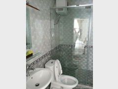 Vietnam, Dalat hotels, Toilette avec douche dans un hôtel bon marché