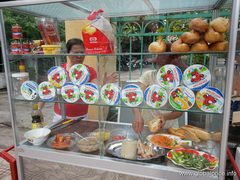 Vietnam, Nha Trang street food, baguettes roulées