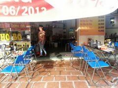 Vietnam, billiges Essen in Nha Trang, Straßencafé für Einheimische
