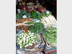 Thailand,Chiang Mai, Gemüsepreise auf Märkten, Bittermelone in der Hand