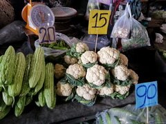 Thailand, Chiang Mai, Marktpreise für Bittermelonen und Blumenkohl