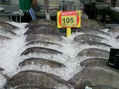 Supermarktprodukte in Hua Hin, gekühlter Fisch, Thailand.