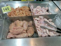 Supermarktprodukte in Hua Hin, Thailand, Hühnerpreise